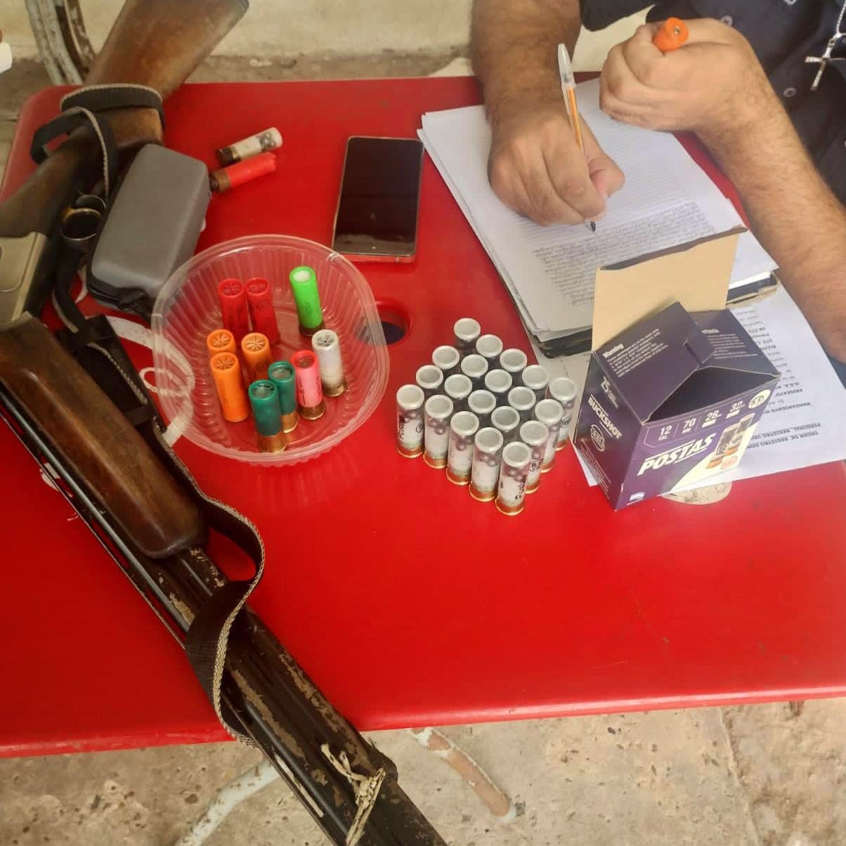 Secuestran una escopeta y cartuchos en un allanamiento por abigeato en Piedras Blancas